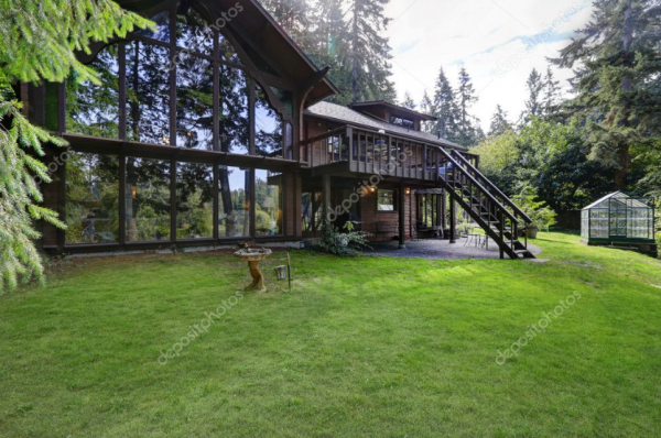 Villa Kayu Modern dengan Jendela Besar Menghadap Taman